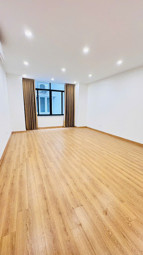 Mặt Phố Kim Đồng 55m2 5 tầng Vỉa vè Rộng - Kinh doanh sầm uất ngày và đêm